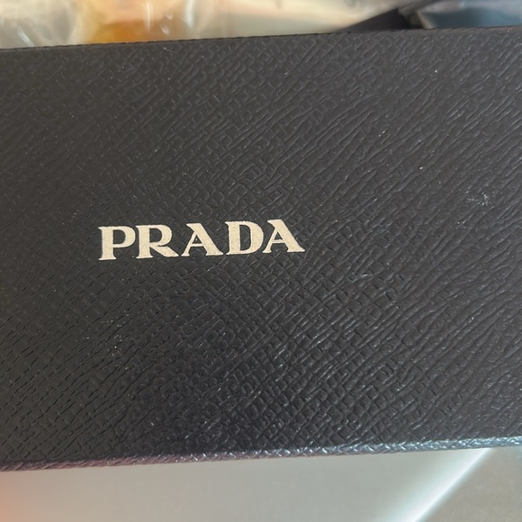Prada sunglasses excellent condition - Picture 9 of 11